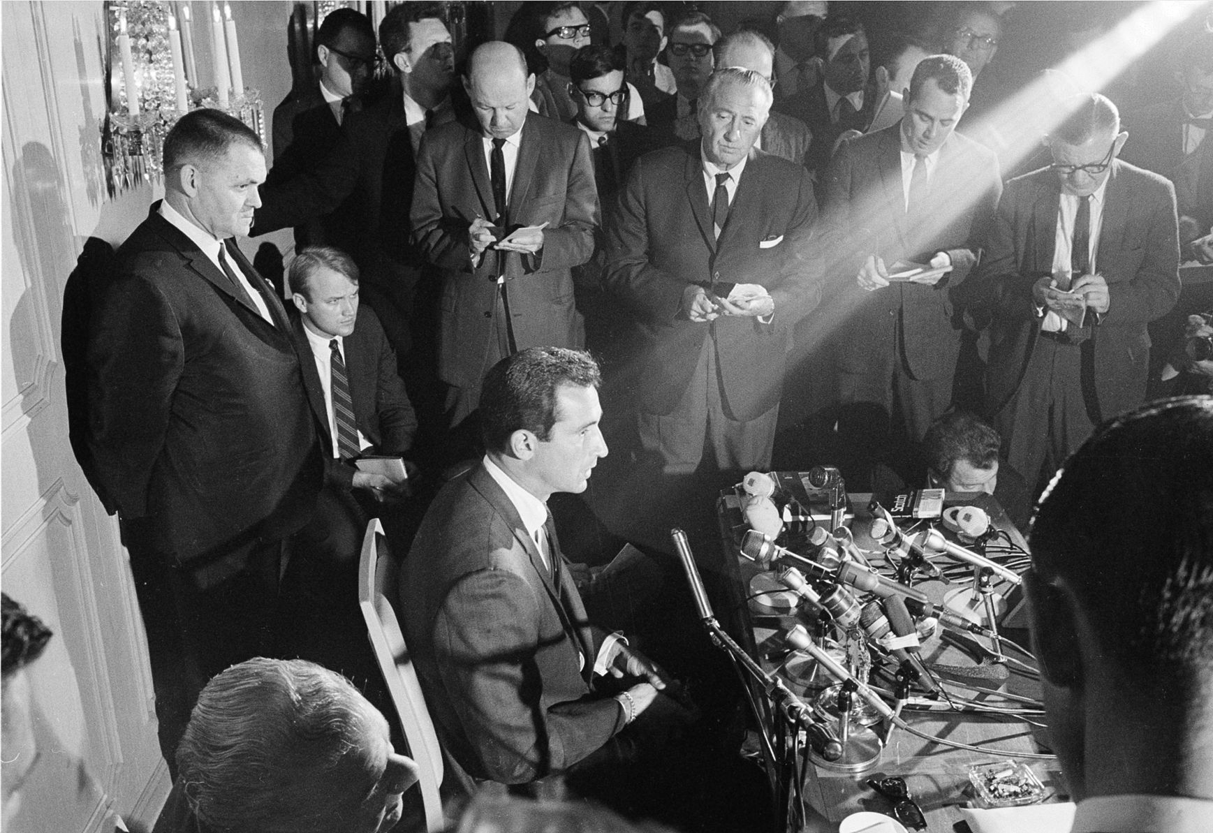 Sandy Koufax announces retirement